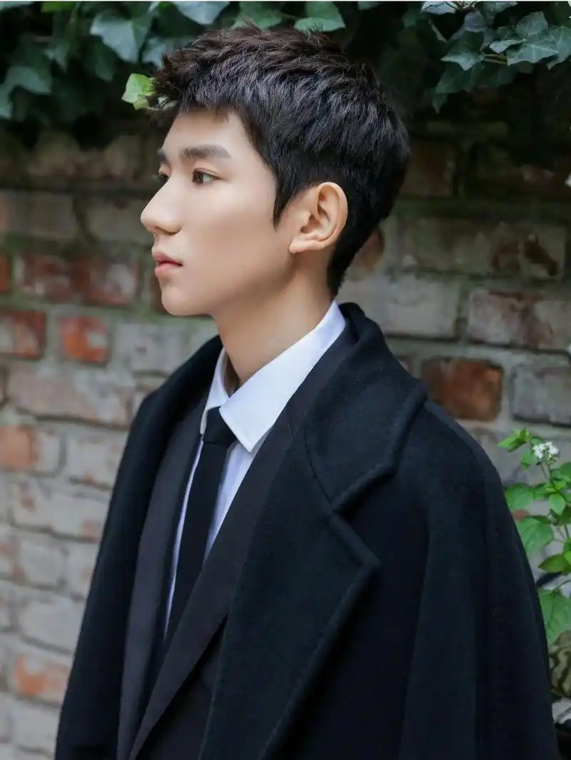 王源绿洲晒帅气侧脸,暖心提醒大家多穿点