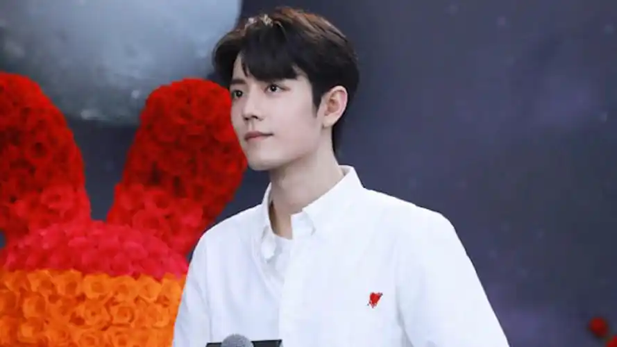 肖战直播登全球热搜!穿白衬衫笑容温暖帅气