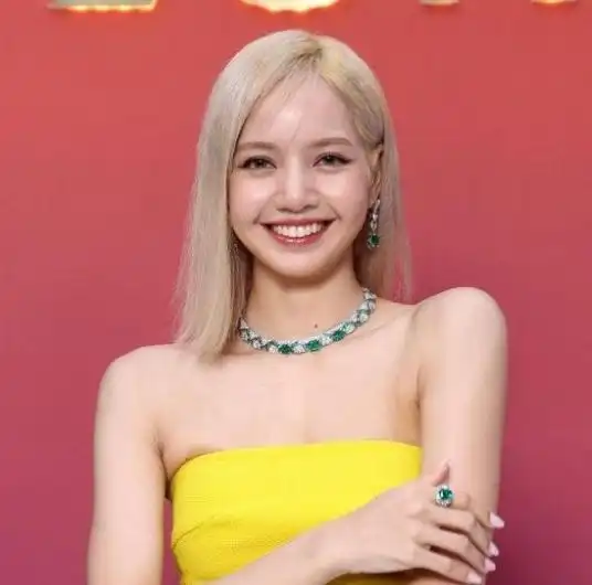 lisa有一种很少见的无刘海发型,她的额头宽到五指之宽