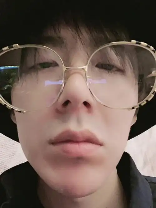 眼睛像小鹿一样亮亮的.这个视角,这种真实,感觉离他很近.