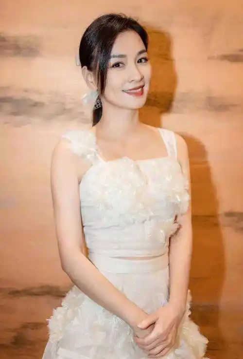 从酒窝女神到资产过亿的微商女王51岁张庭穿吊带裙颜值高气场强