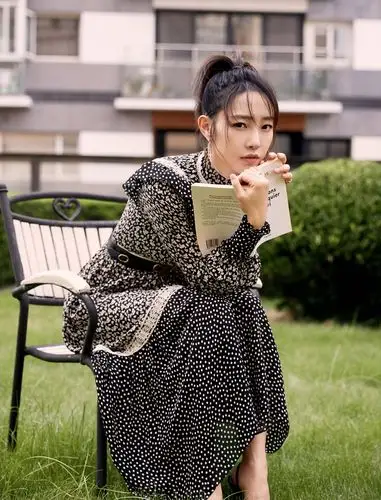 原创36岁白百何依旧女神,一深碎花波点混搭裙,复古优雅好气质!