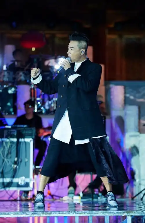 陈小春亮相成龙电影周黄金兄弟合体献唱