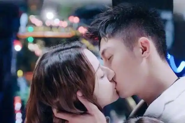 迪丽热巴恋情事件疑似被实锤,迪奥邀请她去时装周,称呼她为夫人_明星