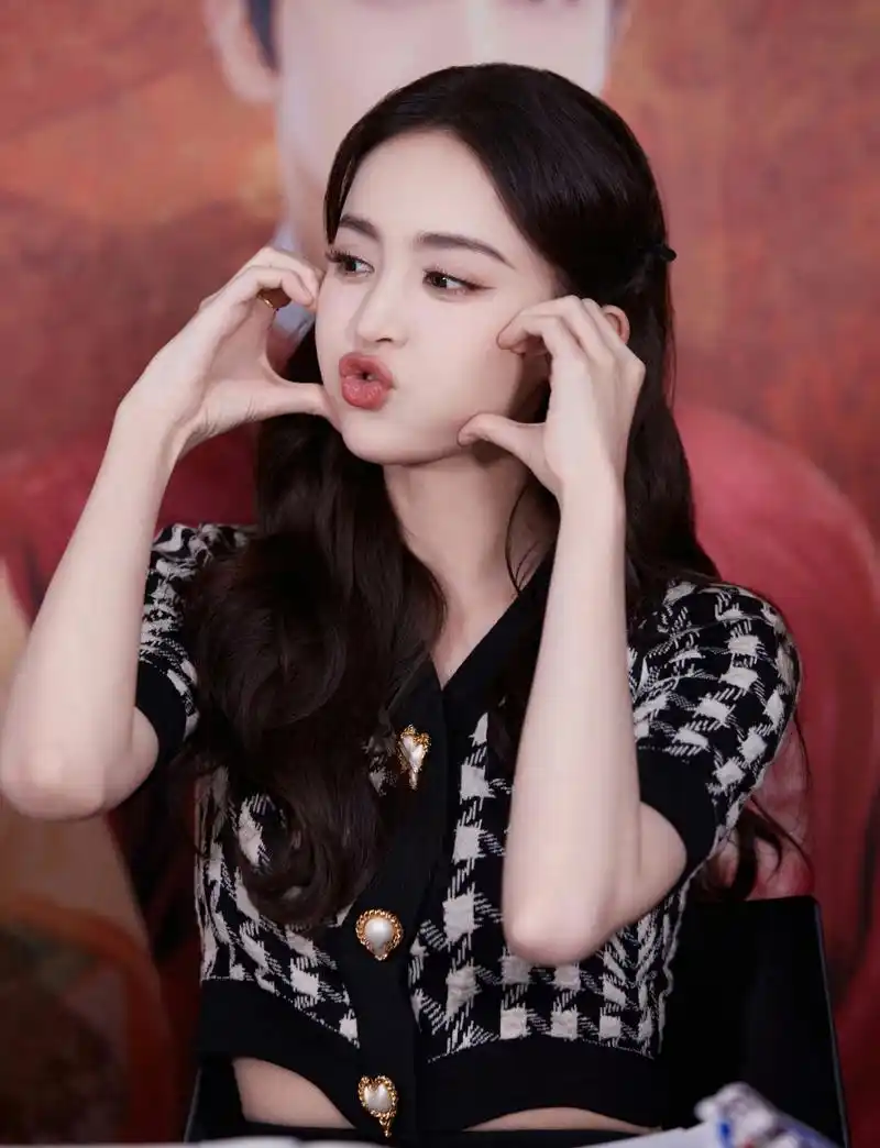 古力娜扎最新出席活动美照,这身穿搭时尚感十足,戴着头纱嘟嘴卖萌比心