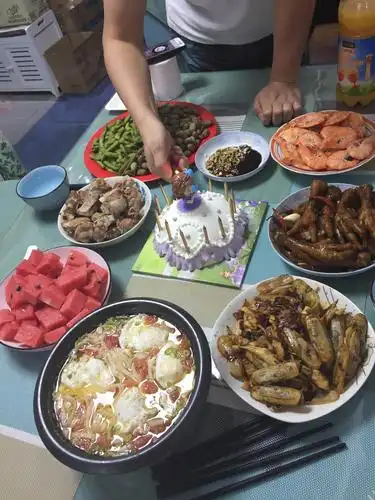 家中的两个宝,一老一小一天生日,缘分和命运,天注定!生日快乐!