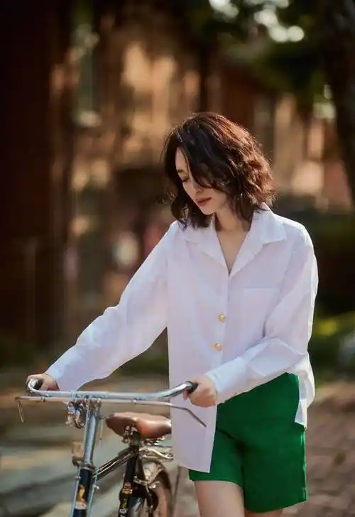 李小冉白色衬衣悠闲生活照_李小冉_衬衣_白色