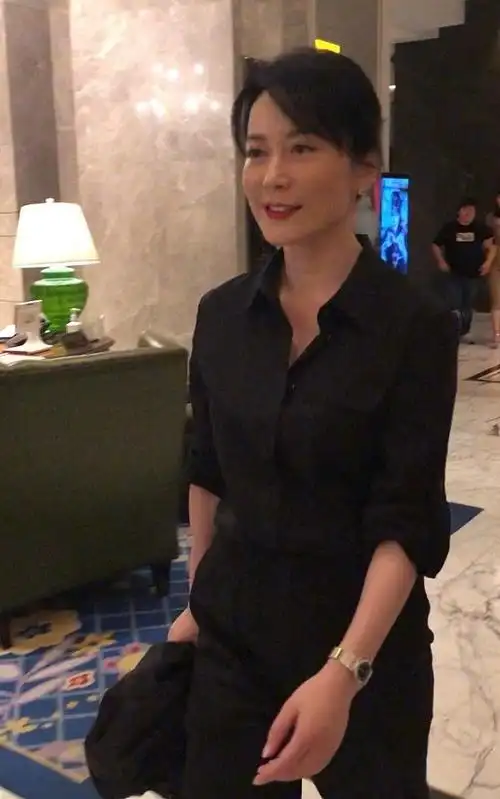 俞飞鸿气质不靠吹捧,50岁素颜皮肤松垮略憔悴,但纯天然就是美