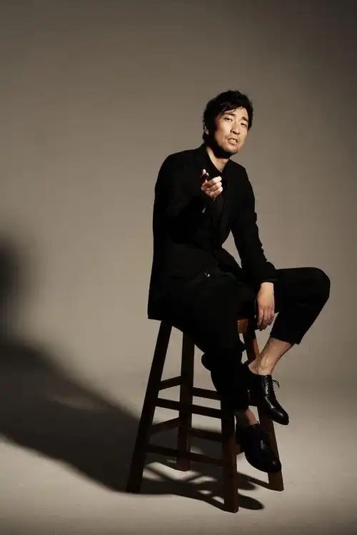 双料影帝王千源写真曝光 黑色西装尽显俊朗