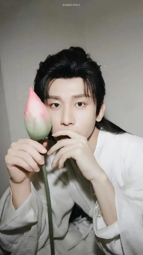 莲花楼演唱会后台拍的这组照片很还原成毅本人,  高挺的鼻梁精致的