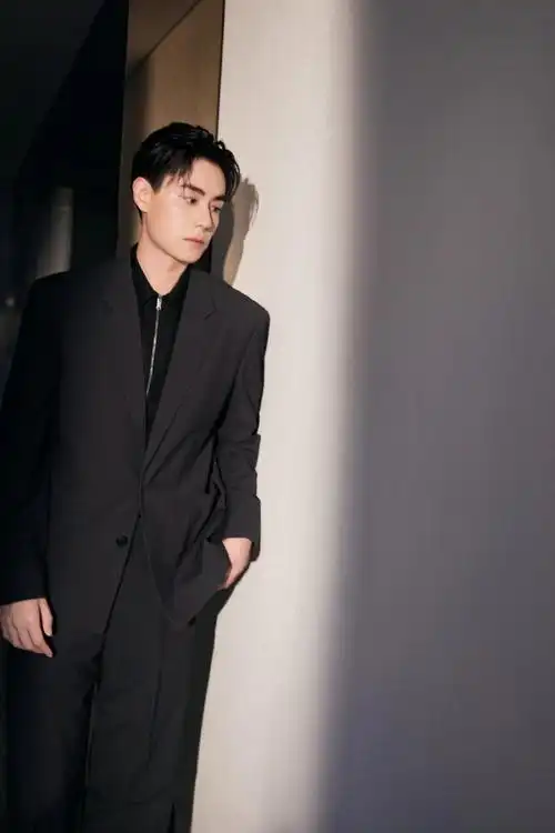 胡一天说5月即将进组##胡一天黑色西装活动图