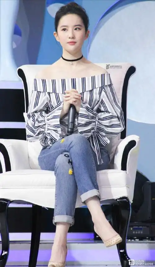 刘亦菲颜值真耐看,穿一字肩衬衫配牛仔裤现身活动,秒变仙女姐姐