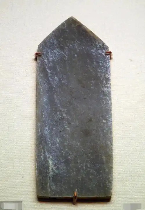 三星堆出土的白色玉圭,这么富于传奇的,完美的人物形象,理论上说应该