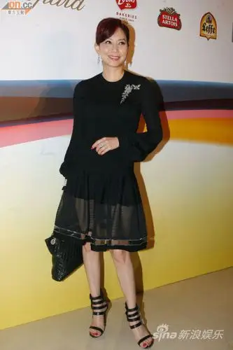 邝美云为富商男友撑场被问婚事笑咪咪