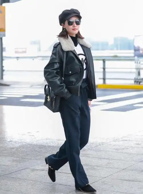 原创蓝盈莹身穿小皮衣酷味出街,长腿太养眼,黑白搭也精彩