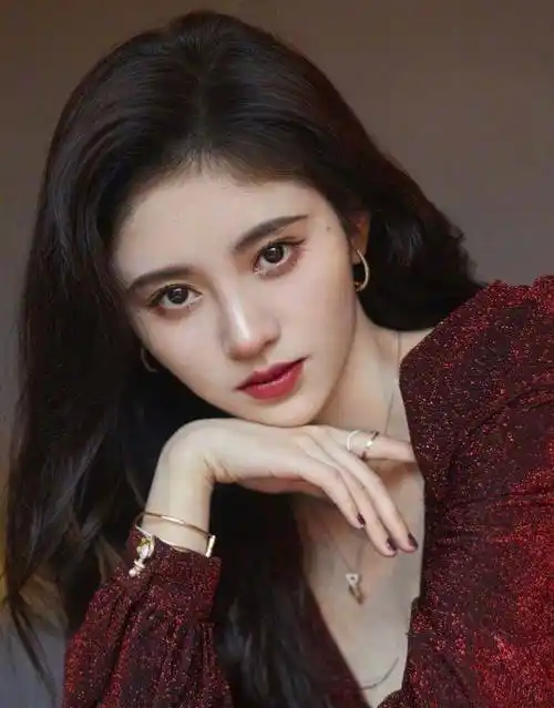 鞠婧祎"冷婊脸"是什么!变身"纯欲风",颜值绝了_齐刘海_感觉_西装