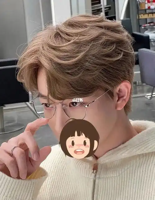 三七分能很好地修饰脸型清新短发,适合大多数小青年,前部的刘海有点小