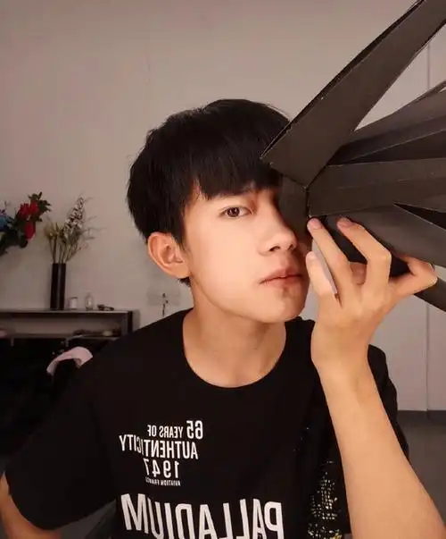 易烊千玺深夜晒自拍 表情冷峻动作搞怪