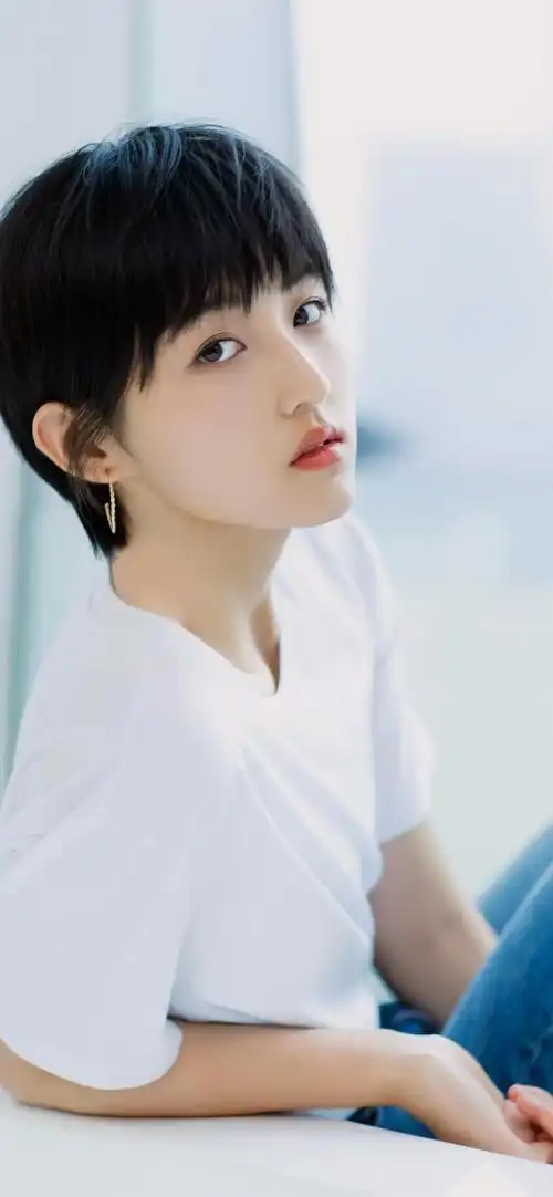 张子枫清纯短发迷人写真