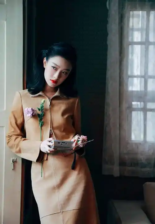 倪妮复古卷发大片 穿露背红裙冷艳妩媚 一袭白色蕾丝透视裙性感迷人