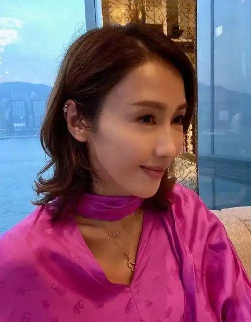 原创49岁黎姿晒无滤镜随手拍笑容温婉迷人手背青筋凸起太瘦了