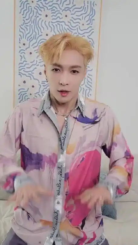 张艺兴cha了冻冻##张艺兴金发花衬衫