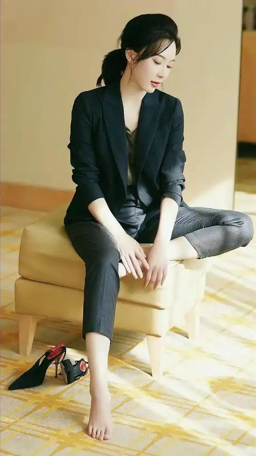 美女明星光脚丫指甲油显的脚丫又白又嫩