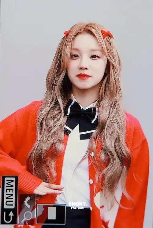 宋雨琦金发红蝴蝶结造型##宋雨琦认歌上班路透图