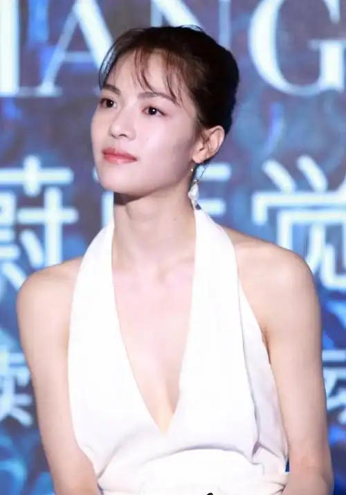 钟楚曦真大胆,真空穿深v礼裙,显瘦还减龄