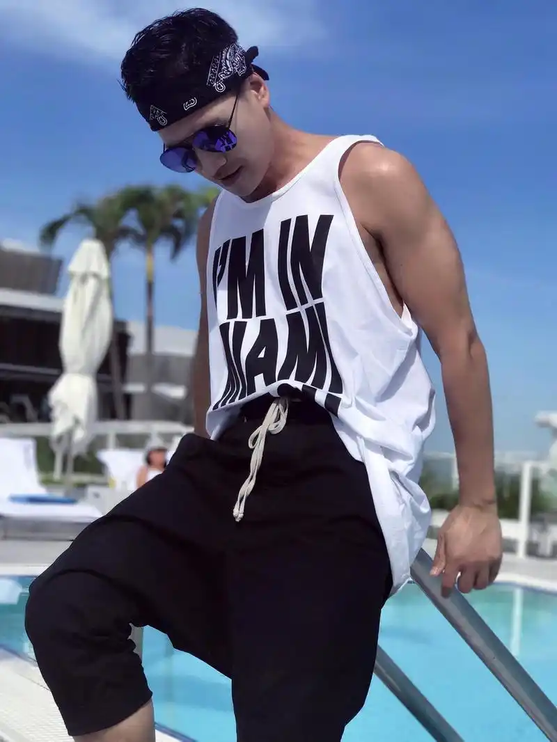 照片中何晟铭变身休闲嘻哈风,街头酷味十足,隐隐若现的肌肉线条,让