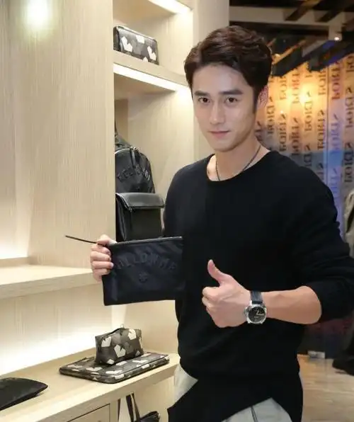 蒋劲夫商场买手机被偶遇右手满纹花臂超显眼网友调侃像社会人