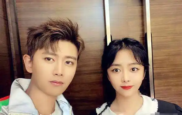 有种"安全距离"叫谭松韵合照,不管跟谁都保持距离,只为他破例_吴磊