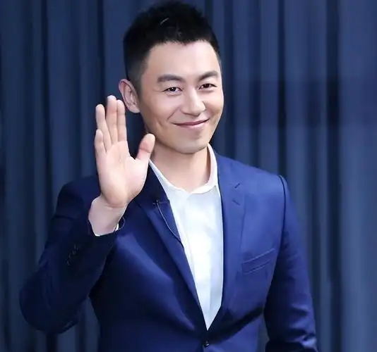 朱亚文与化妆师亲密照曝光!背后拥抱脸贴脸,女方手的位置亮了