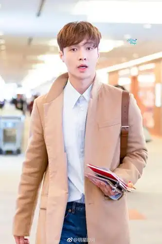 近日,张艺兴现身机场,他的发色和大衣颜色好搭呀