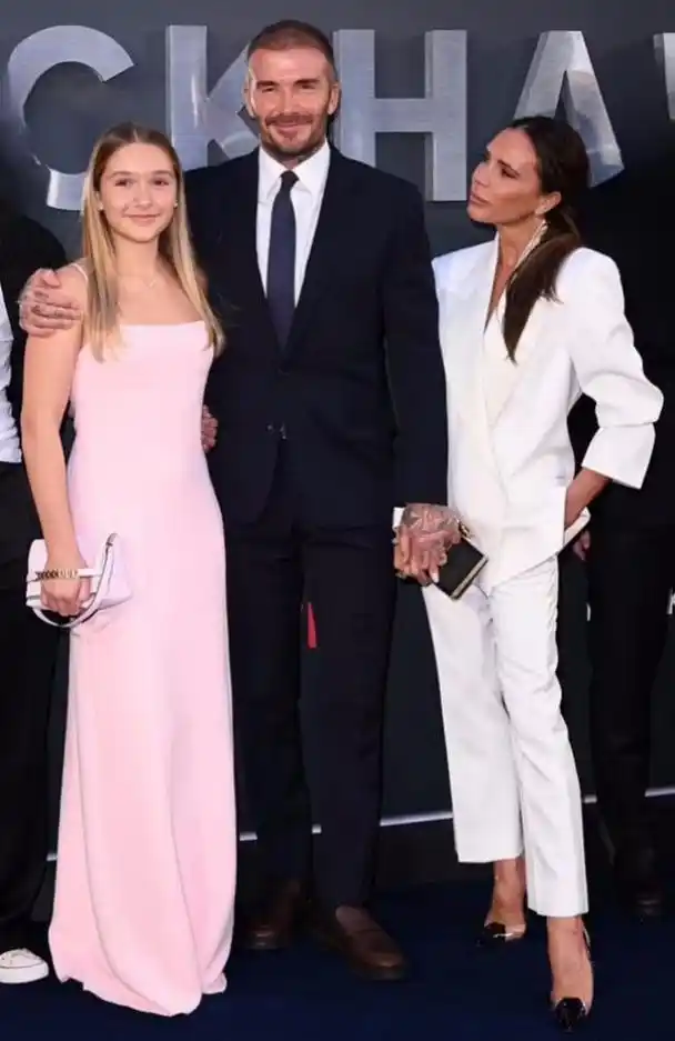 12岁小七惊艳现身!穿粉色吊带裙尽显少女肥,贝克汉姆宠溺相伴