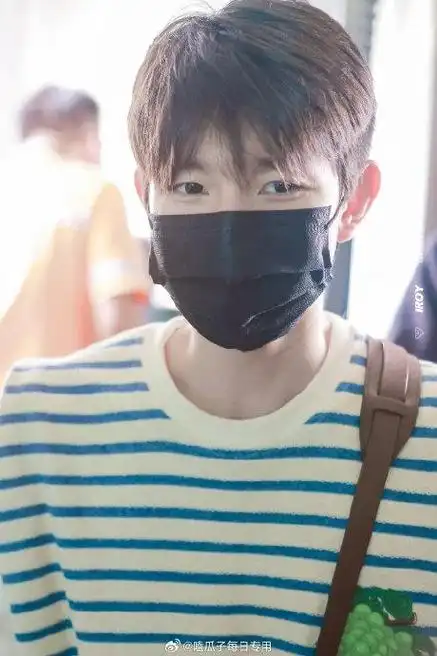 王俊凯,王源今日行程路透,帅哥出街来看看|王源|王俊凯|出街_新浪新闻