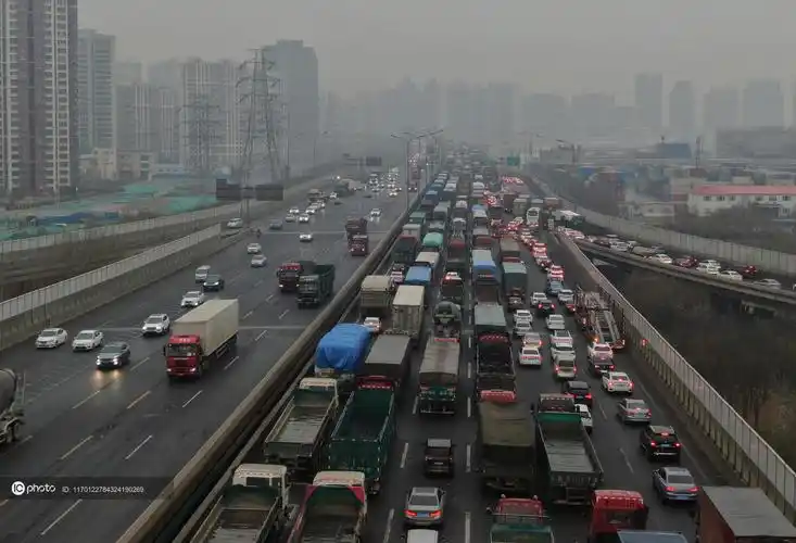 独家:航拍秦滨高速天津滨海新区段晚高峰堵车 - ic_photo - 图虫