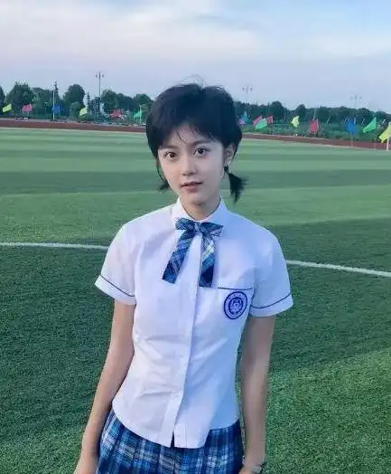 真的敢穿17岁林妙妙半边裙现身浓妆艳抹妆容另类美到认