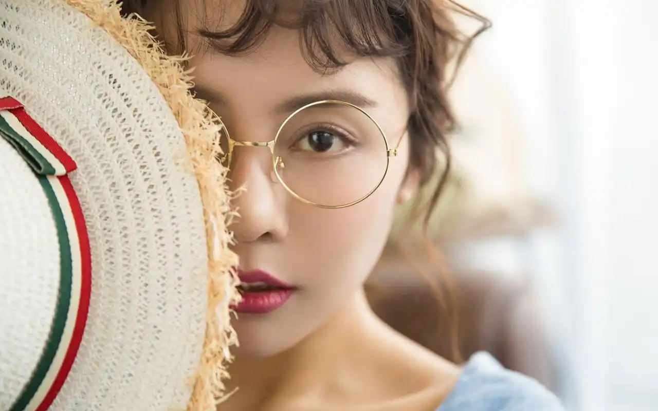 眼镜美女清纯养眼写真图片桌面壁纸