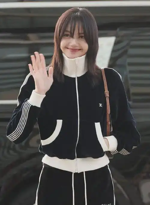 lisa机场遭粉丝围堵主动拥抱粉丝行为讨好现场一片混乱