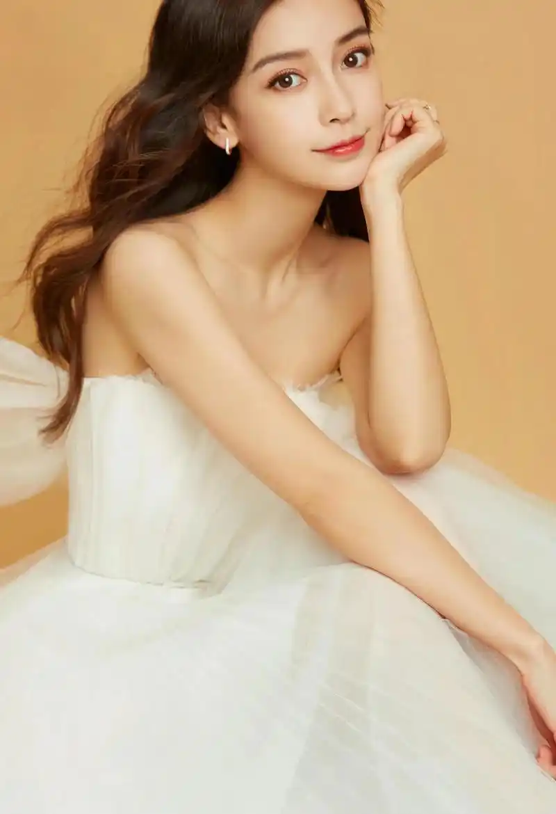 杨颖:从模特到影视的璀璨之路 杨颖是一位知名的华语影视女演员和时尚