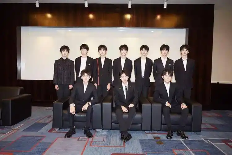 哈哈哈tf家族合影tfboys的表情被粉丝解读的好真实