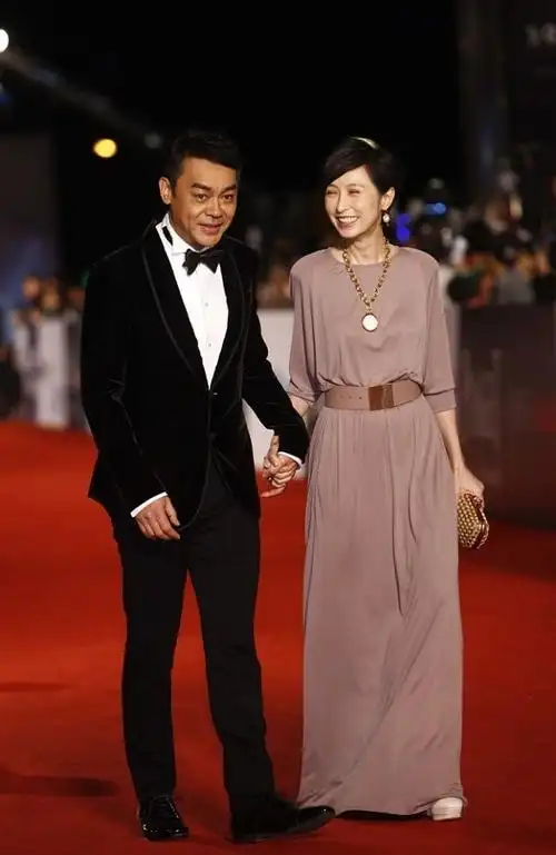 郭蔼明越老越精致,咖啡色长裙淡雅知性,刘青云站旁边恩爱感十足