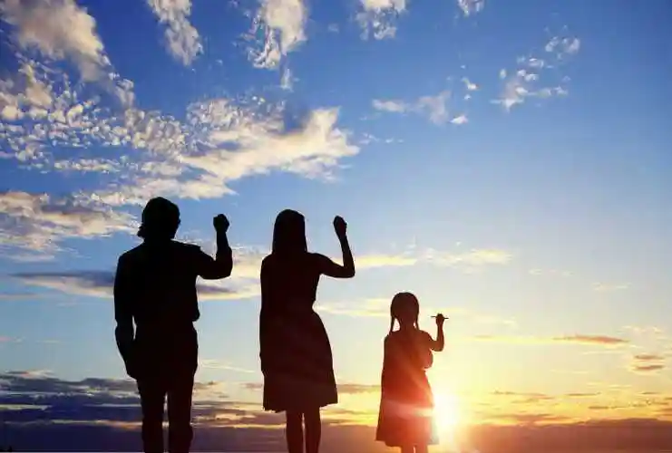 夕阳下的一家三口