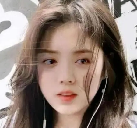 男星肖战"女装大挑战",看到鹿晗也太美了,网友直呼:比女人还美