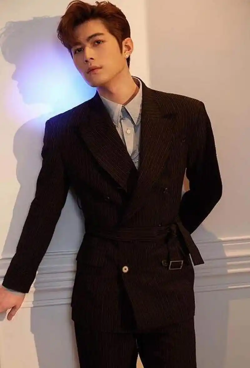 陈学冬黑色条纹西装内搭浅蓝色衬衫,简约利落,精致有型,系腰设计凸显