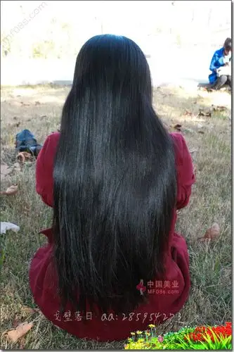 在公园剪下姑娘整齐自然黑发-戈壁落日124#(10) 剪发_中国长发