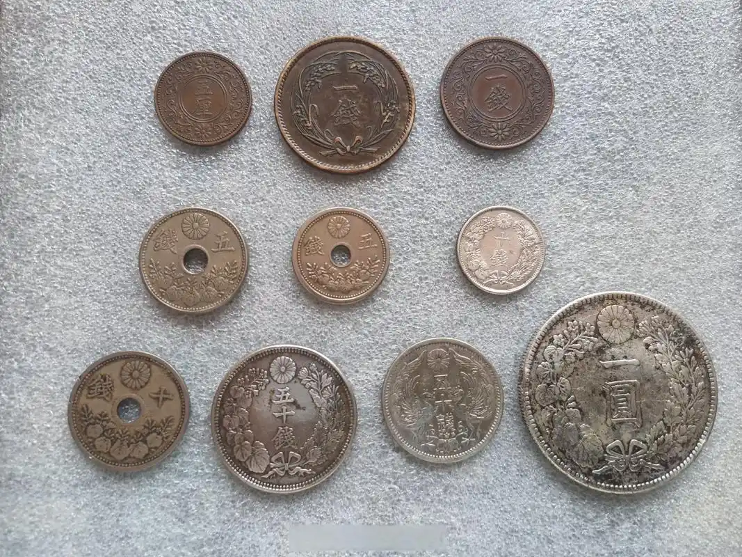 这是我收藏的一套日本大正时期的硬币,共3枚青铜币,3枚镍币,4枚银币