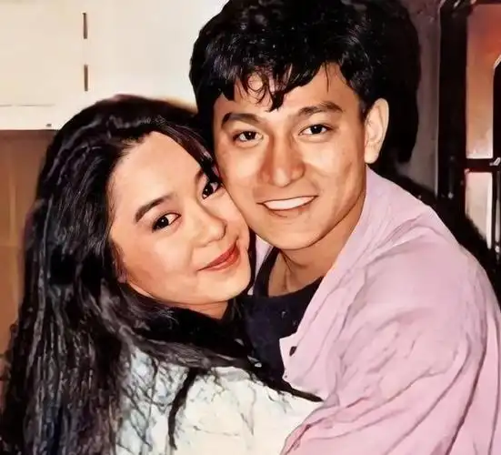 刘德华老婆朱丽倩现身,58岁老态明显,陪老公一起开演唱会