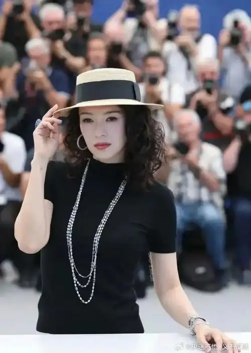 章子怡兜兜转转才45岁,一条离婚声明,一个多余的字都没解释,没有修改